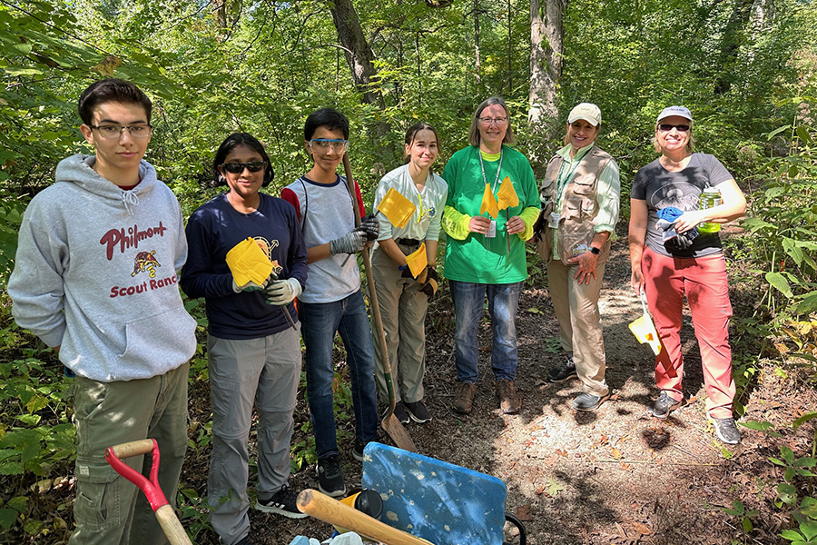 volunteers-at-workday-parsons-grove-900-600